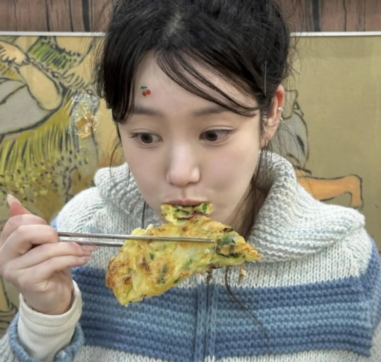   배우 이유비 36세 맞아? 소주 회오리 묘기부터 상하이 왕홍 체험까지 역대급 동안 근황