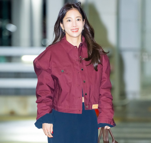  "촌스런 명품백 로고 말고" 기은세 100만원대 롱샴 가방 버건디 블루종 코디