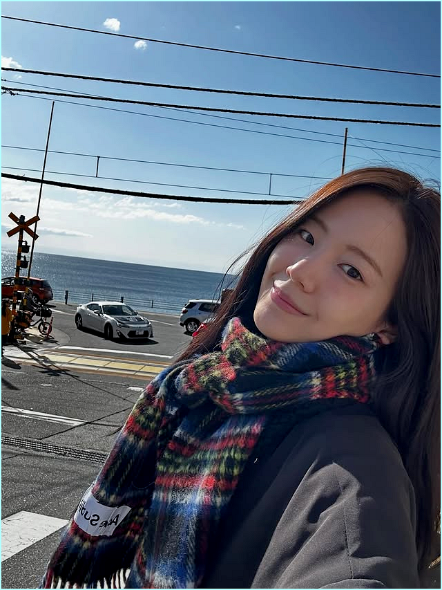  "현실 여친 그 자체" 장규리 일본 여행 난리난 블랙 봄 자켓 & 아크네 머플러 코디