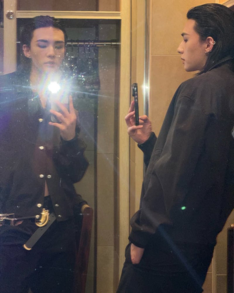 260310 Stray Kids Hyunjin Instagram @hynjinnnn: Two Cats at a Korean Restaurant in Paris