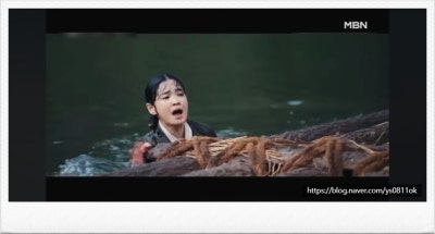 작은 나룻배가 안개 낀 남한강을 지나 청령포로 향하는 모습