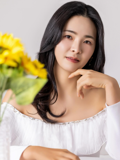 이가영 프로, KLPGA BLOOM 화보 속 단아하고 부드러운 매력