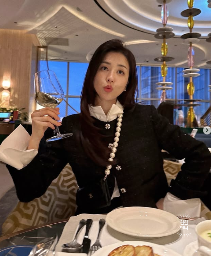  명품 없이 명품 무드 내기? 30만원대 박하선 트위드자켓 하객룩 (샤넬 초미니백은 거들뿐)