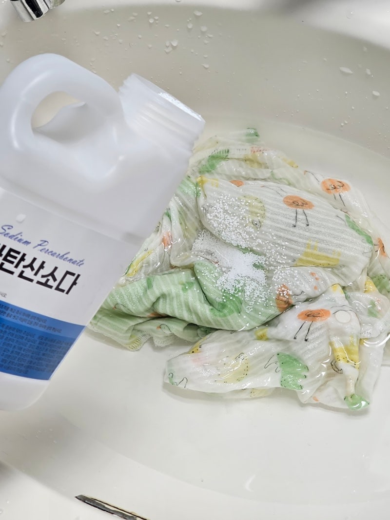 아기 똥 얼룩 지우는 법(찬물과 과탄산소다로 새 옷 만들기)