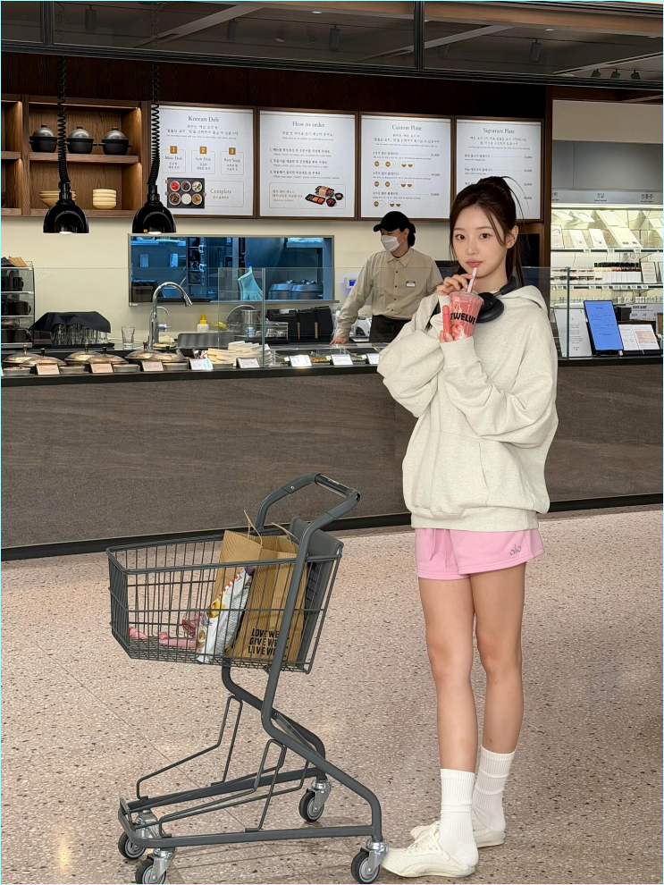  "마트에서 찍어도 화보?"이시안, 2026년 봄꾸안꾸 정석 핑크룩