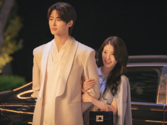  아이유 변우석 대군부부 아우라…커플 포스터 화제