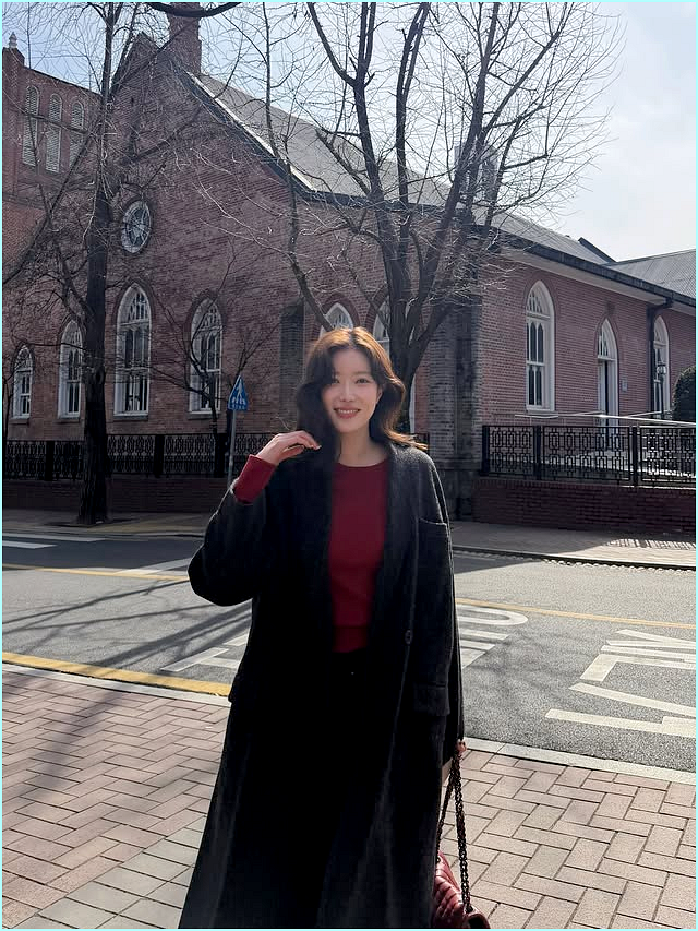  "여전히 방부제 미모?" 임수향 근황,정동길 산책 중 포착된 시선 강탈 가방