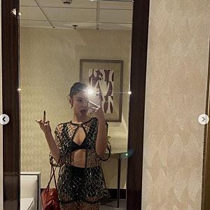 블랙핑크 제니 손가락 욕 논란 패션쇼 사진에 무슨 일이