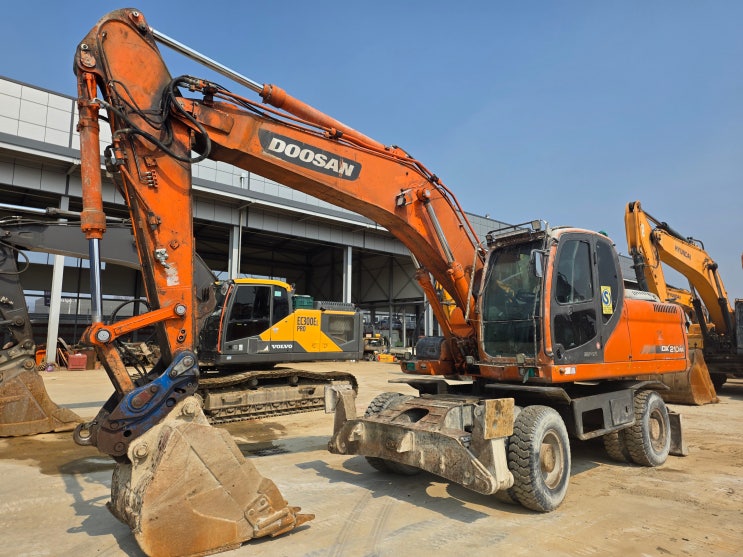  두산 DX210WA 2014년식 중고굴삭기 08 타이어식