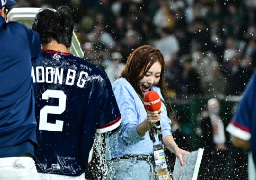 <b>박지영 아나운서</b>까지 물벼락 맞은 WBC 현장 무슨 일이... 