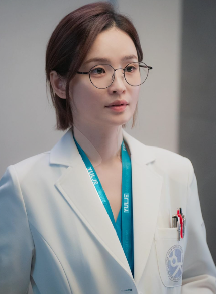  안경 벗은 채송화 교수님? '왕사남' 전미도, 이 미모 실화인가요?