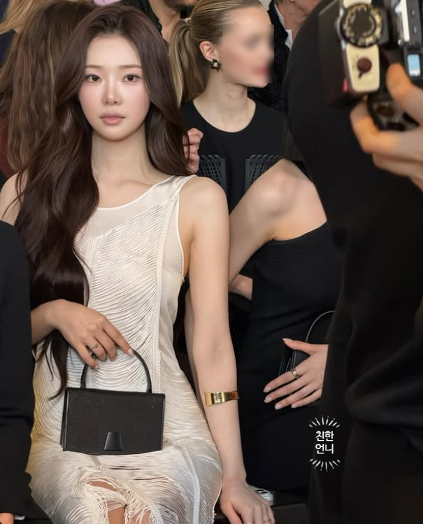  솔로지옥 잊어라 이시안 vs 김고은 파리 패션위크 드레스 코디 승자는?