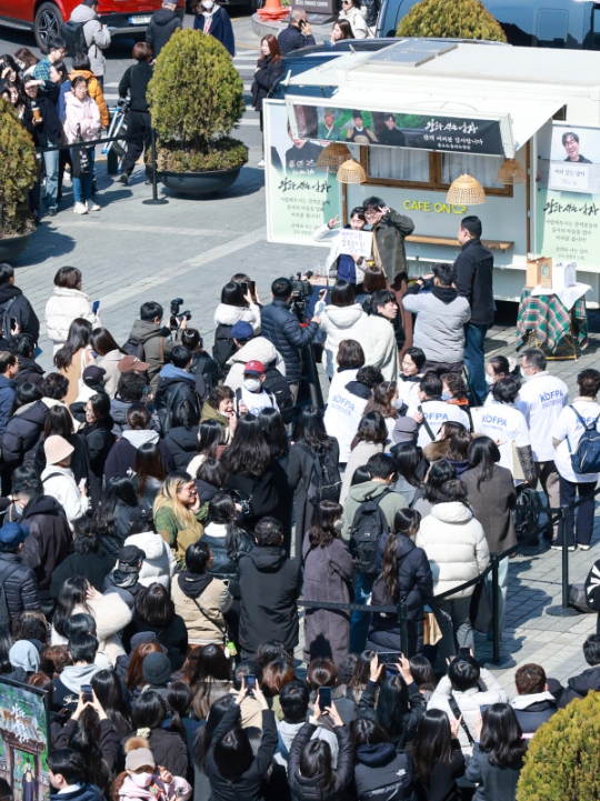  장항준 커피차, 시청역 마비…왕사남 이벤트