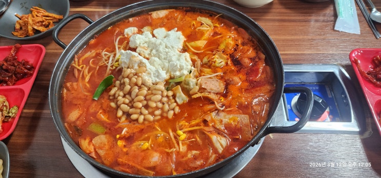  [춘천 맛집] 부대찌개 위에 눈이 내렸나? ️ 춘천 유민이네, 순두부 폭탄 비주얼에 기절할 뻔!