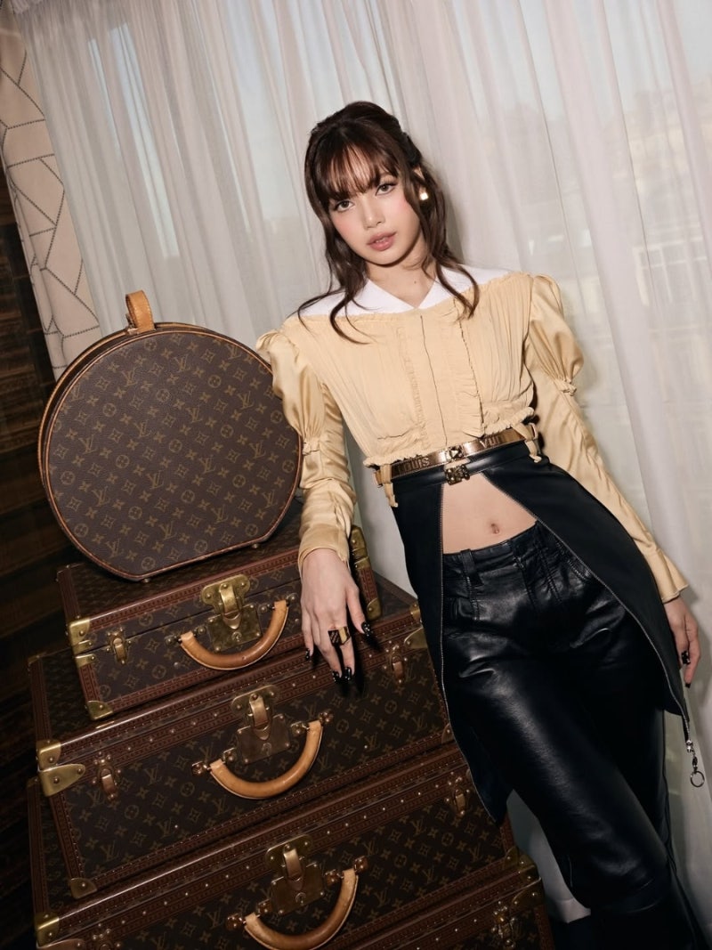 [Louis Vuitton] 루이비통쇼 리사 착장 | 루이비통 리사 가방 | 루이비통 귀걸이 | 루이비통 부츠 |....