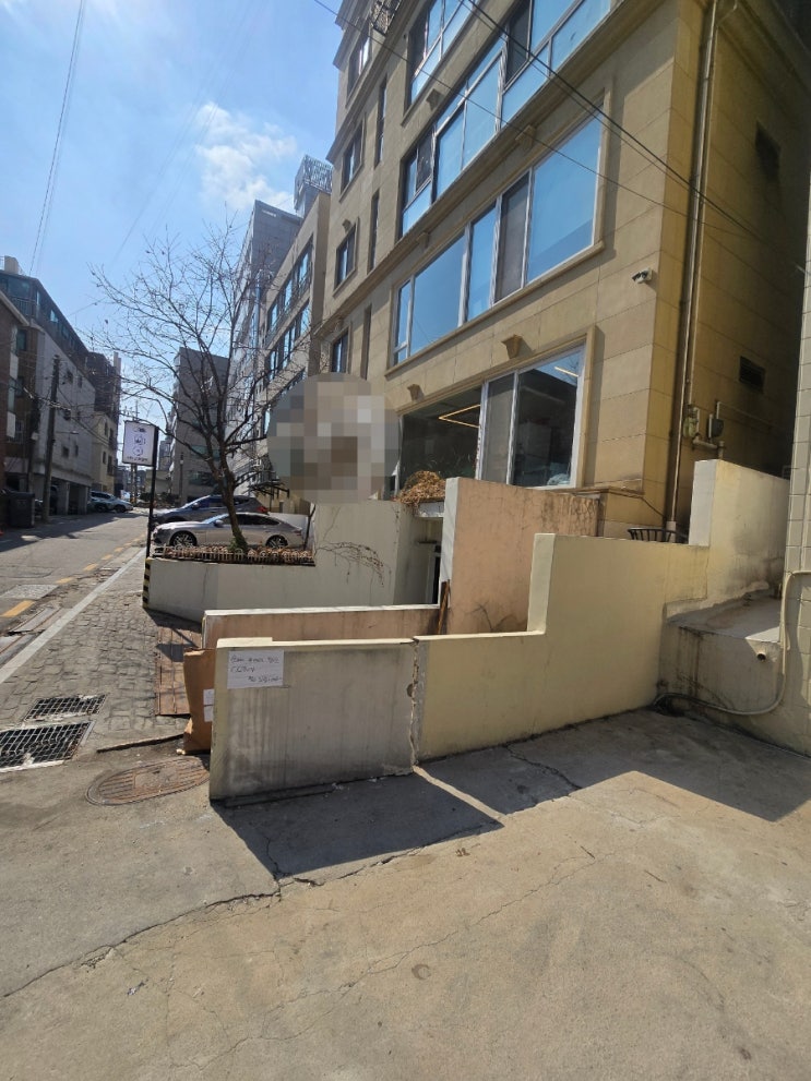  서울특별시 송파구 오금동(중대로) 건물과 건물 담장 철거 및 경계봉 작업 입니다.(볼라드설치)