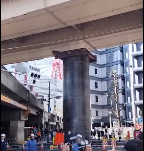  오사카 기둥, 아스팔트를 뚫고 올라온 18미터 거대 구조