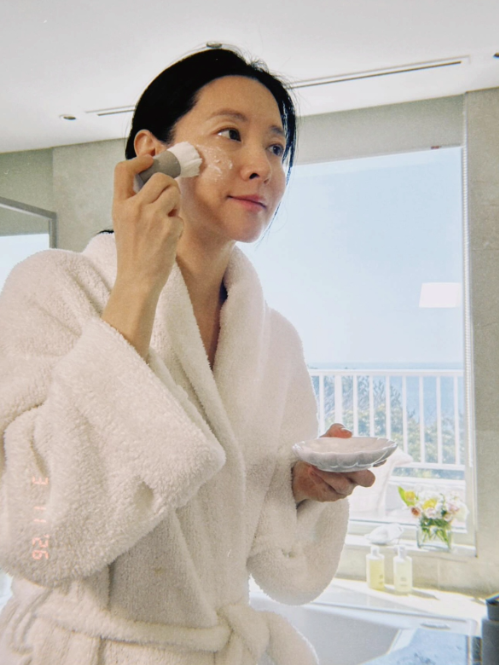   이영애 샤워가운 입고 호텔 조식… 민낯도 빛나는 영원한 산소 같은 여자