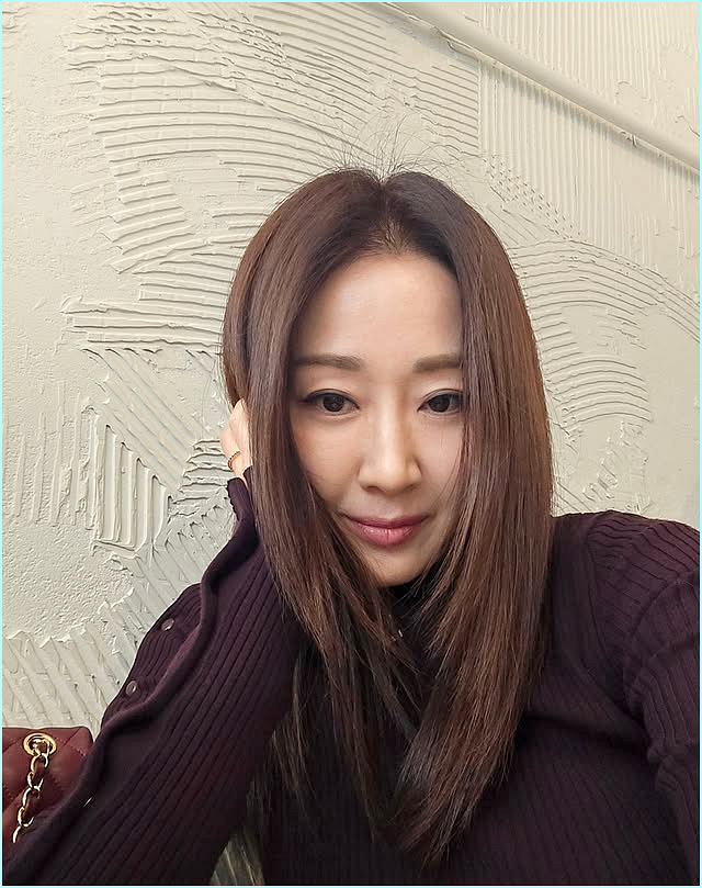  "내일모레 50이라고?" 재력가 남편 둔 여배우 김경화, 20대 기죽이는 꾸레쥬 니트 원피스 핏