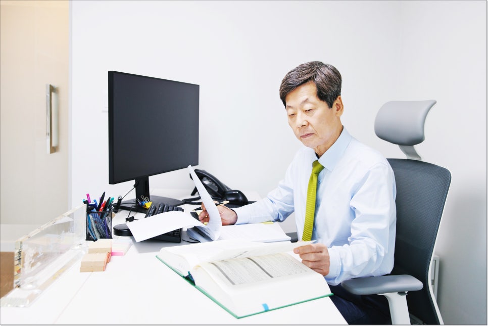 공무원 스토킹 기소유예 방어사례 직업유지 관련 사진