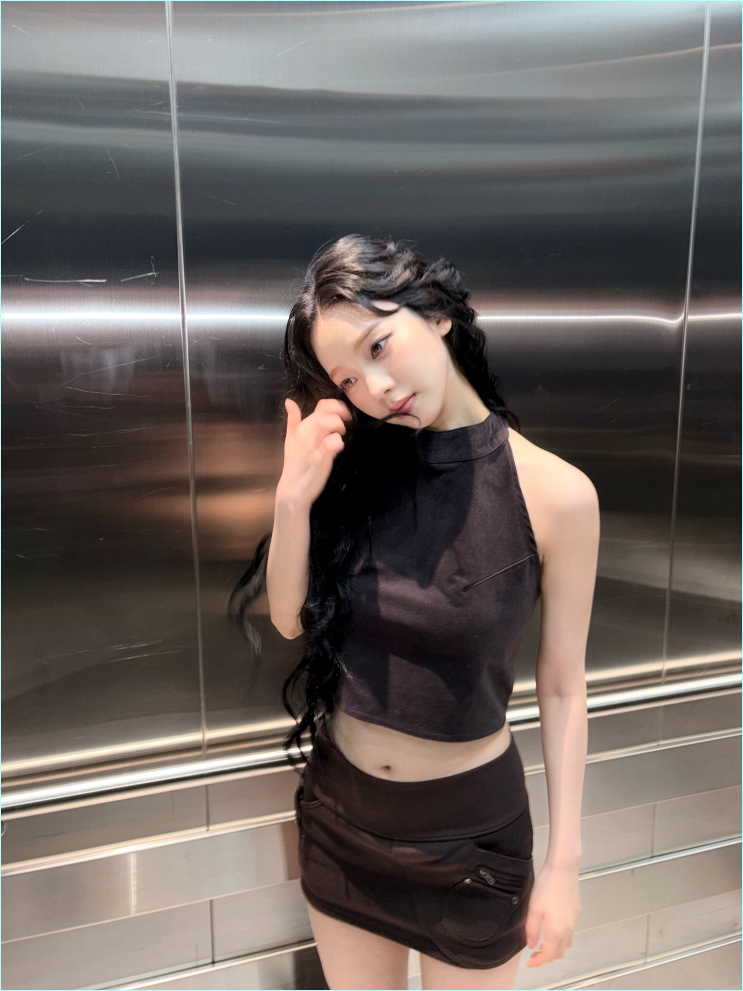  "AI 아니냐고 난리 난 무보정 직찍..." 카리나, 현실 부정하게 만드는 올블랙 홀터넥 코디
