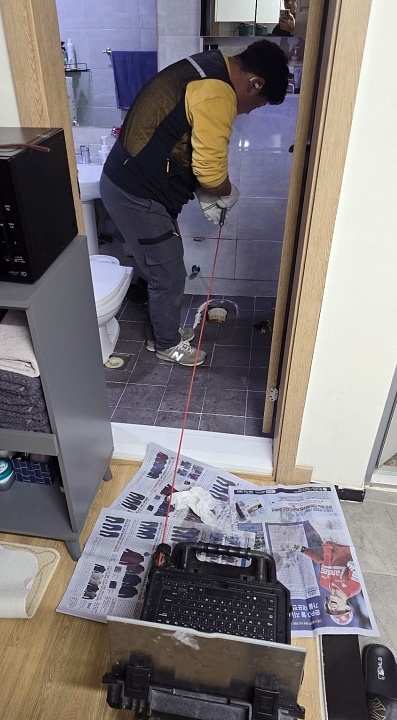 시흥변기막힘 남자소변기 <b>암모니아</b> 냄새 약품이랑 샤프트로... 
