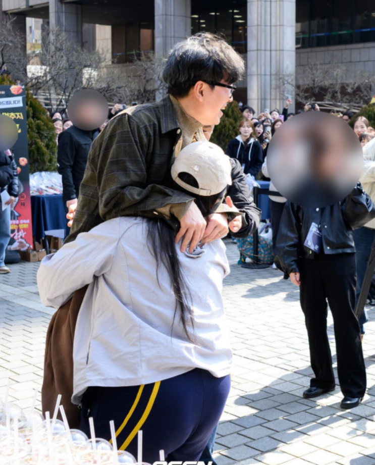   “이게 바로 1200만 감독의 위엄!” 장항준, 아이유 뺨치는 ‘말티즈’ 매력으로 서울 마비