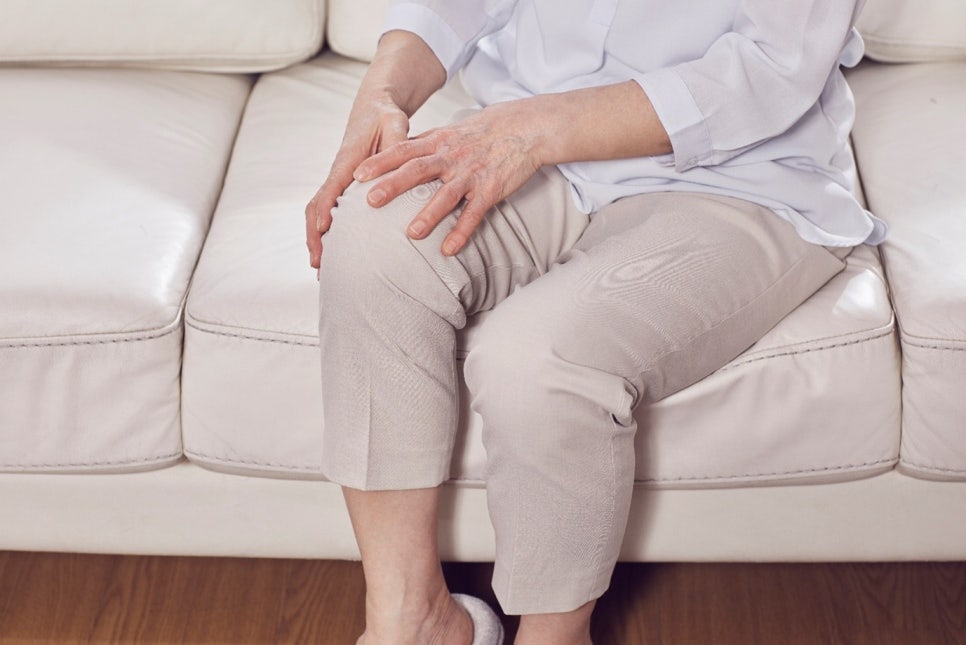 What tests and treatments are needed when experiencing leg weakness or loss of strength? (EMG test) — 본문 그림