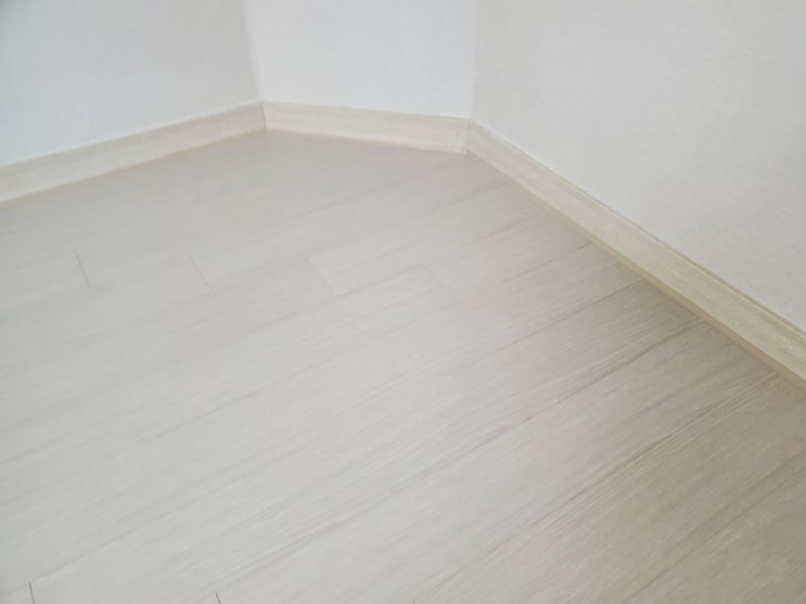  울산 남구 신정동 아파트 걸레받이 실리콘 제거 후 재시공