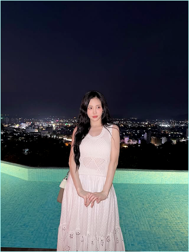  "5억 다리 보험 들었던 그녀..." 34세 유라, 파격 백리스로 등반한 휴양지룩 수준