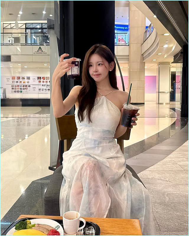  "뉴스 데스크 버리고 아이돌 데뷔?" 태국 발칵 뒤집은 김윤희 아나운서 파격 휴양지룩 정체