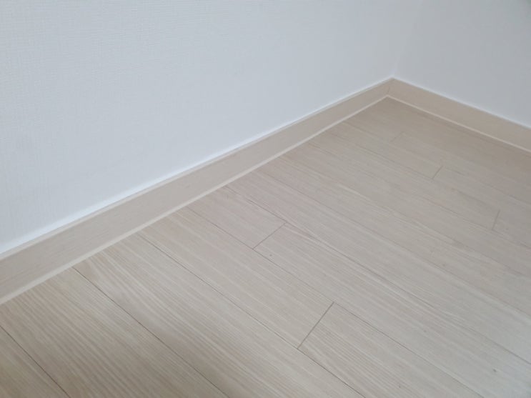  부산 동래구 명륜아이파크 아파트 마루 바닥 금색 실리콘 색상 변경 리폼 재시공