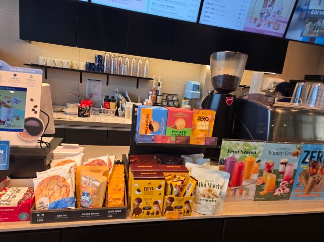 봄날씨 좋은 날 ☕ 이디야커피 테이크아웃 바닐라라떼·시그니처라떼·블루베리주스 후기