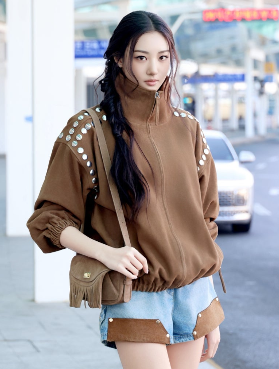  "걸어 다니는 바비인형" 미야오 가원, 파리 홀린 산드로 공항패션