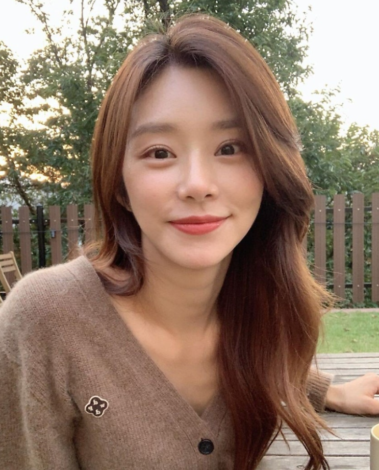   레인보우 데뷔조에서 눈물의 여왕까지? 배우 이주빈의 반전 과거와 성공기