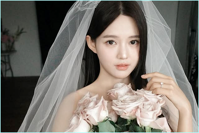  "신혼 한 달 만에 이혼 발언?" 암 수술 딛고 임신 6개월 된 여배우, 스페인 태교여행 룩 정체