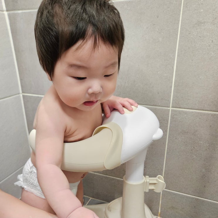 안전한 아기 목욕을 위한 출산필수템 '허그베어 스탠드 목욕핸들'