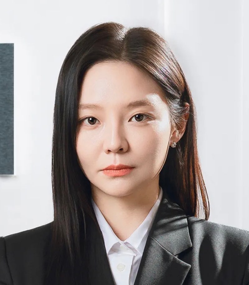 "쌍수 의혹까지?" 배우 이솜, 무쌍 매력 극대화한 파격 변신과 세련된 메이크업의 비밀
