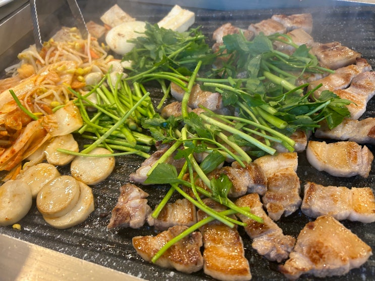  [춘천 남춘천역] 20년 넘은 돌판구이, 미나리 삼겹살 구워주는 고기맛집 <저팔계>