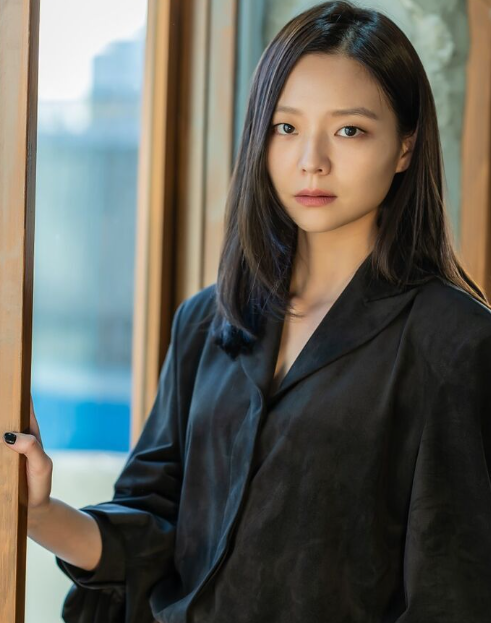 배우 이솜 쌍커풀 있다 없다? 사진마다 달라 보이는 눈매… 성형설 이야기까지