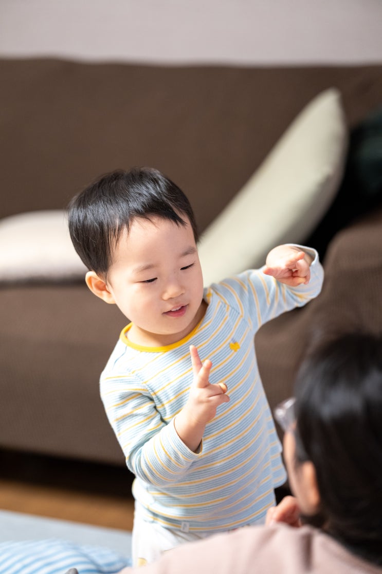  소니 SEL50150GM 실사용기, 보통의 아파트 거실에서 쌍둥이를 담아낸 아빠의 현실 리뷰