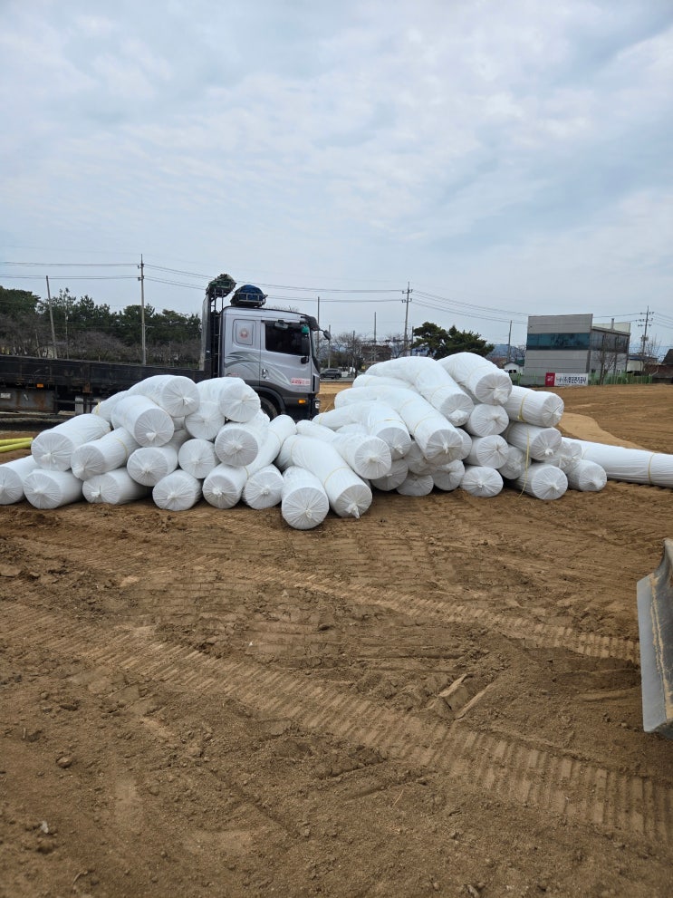  토목용부직포 규격 고민 끝! 공사용 부직포 400g 맞춤 생산부터 전국 현장 직송까지 한번에 해결합시다.