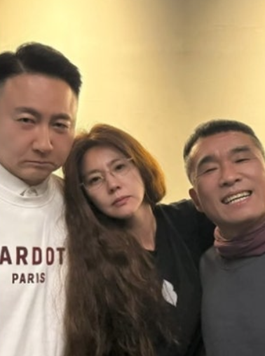   가수 김건모 근황 공개! 이윤미 SNS 속 환해진 미소와 콘서트 소식까지