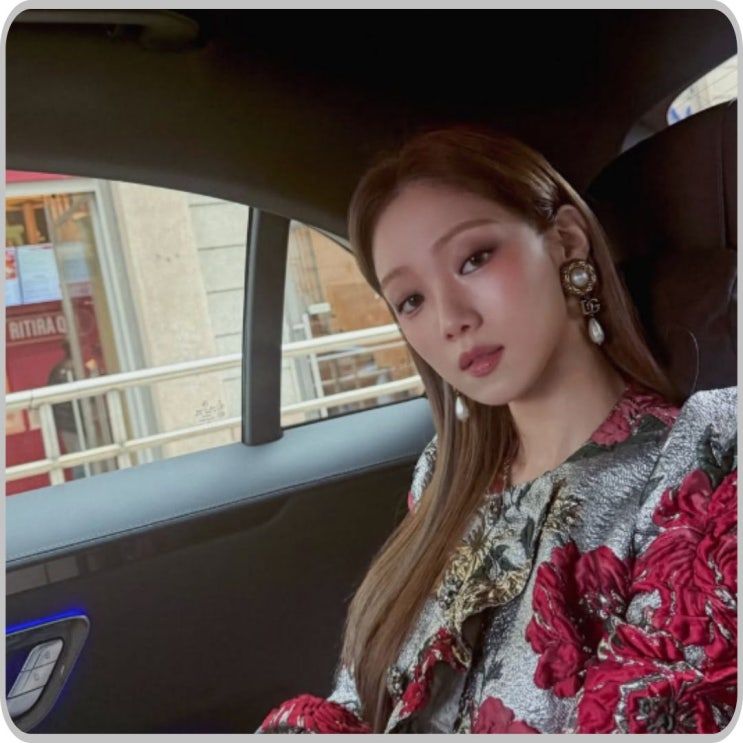  “이성경, 밀라노 패션위크에서 빛난 돌체앤가바나 룩…우아한 플라워 스타일 화제”