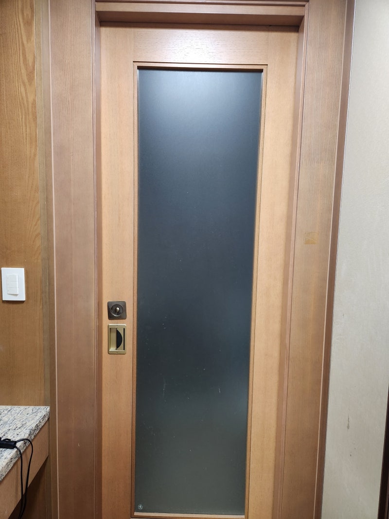 인천 계양구 계산동 아파트 화장실 슬라이딩도어 수리 / 댐퍼 교체로 문이 부드럽게 움직입니다
