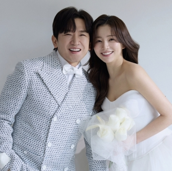   "평생 함께하고 싶은 사람" 신화 이민우, 꿀 떨어지는 웨딩 화보 전격 공개!