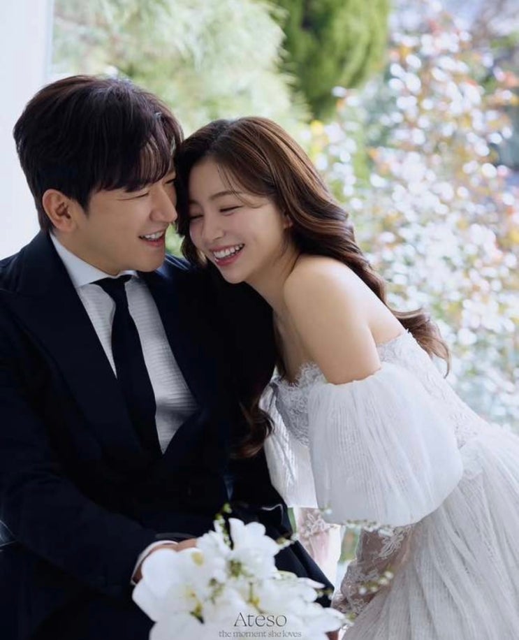  두딸 아빠 이민우 웨딩화보…11살 연하 신부와 행복한모습