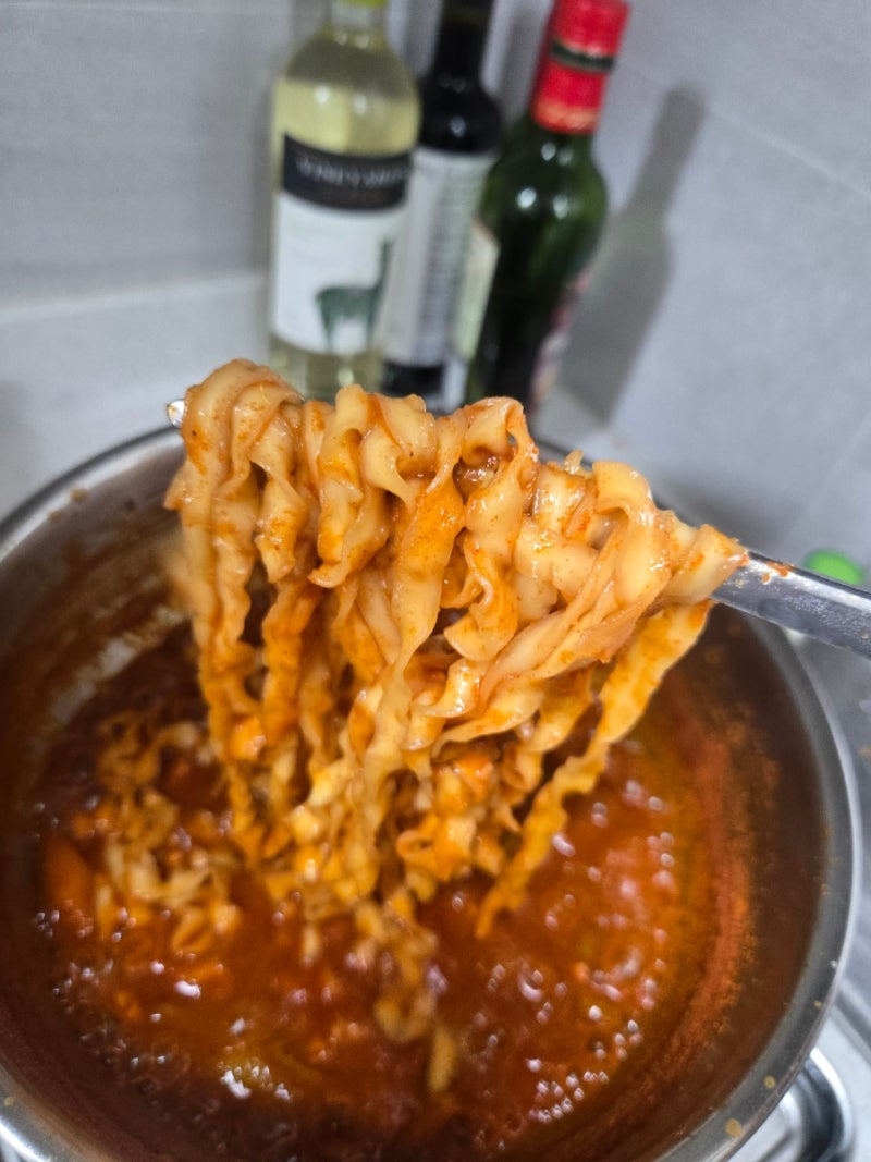 왜 멸칼만 유행인거지? 왜 농심장칼은 아무도 모르냐고.. 농심 얼큰장칼국수