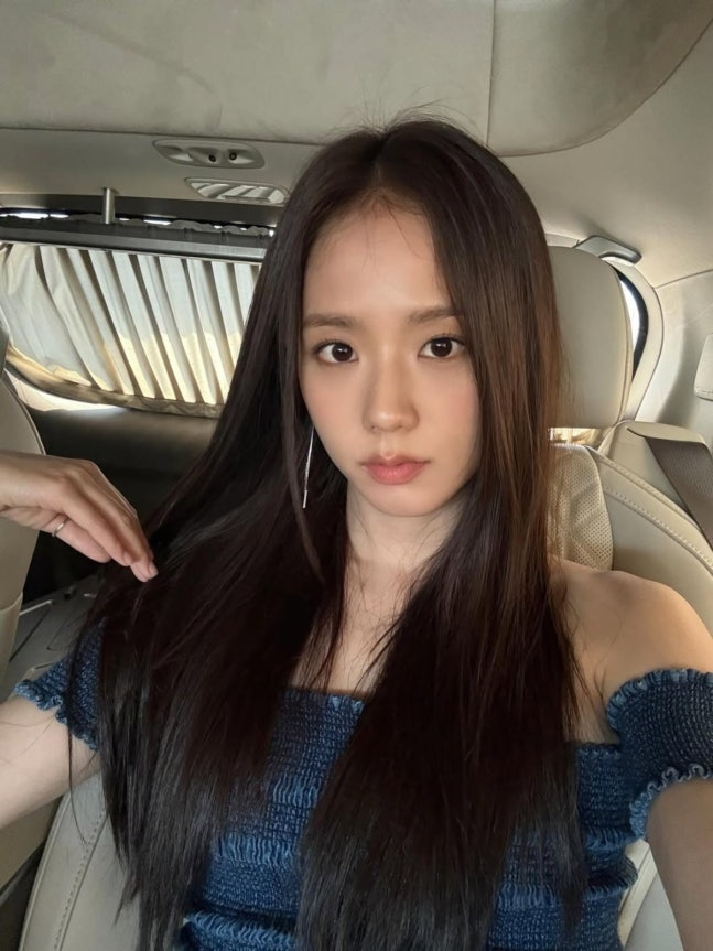 지수, '몸값 6억' 연기력 논란 끄덕 없다 오프숄더 니트 입고 미모 폭발 다채로운 분위기 눈길