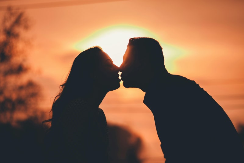 오스카 뒤풀이에서 갑자기 키스… ‘케데헌’ 이재 ♥샘킴 약혼반지까지 포착